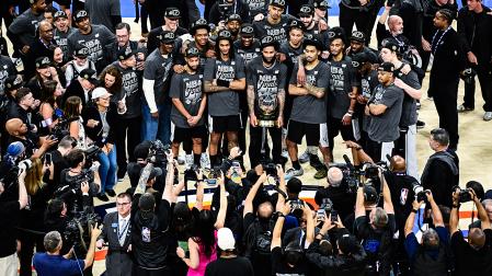 Los jugadores de San Antonio Spurs posan con el trofeo de campeones del Oeste tras ganar a los Thunder y convertirse en finalistas de la NBA