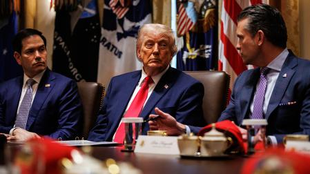 El presidente norteamericano Donald Trump (centro) y el secretario de Estado Marco Rubio (izda.) escuchan al secretario de Defensa Pete Hegseth durante una reunión anterior