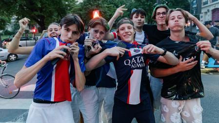 Un grupo de jóvenes celebra el triunfo del PSG por las calles de París