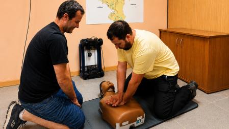 Juan Miguel Elorza (izda.) e Iñigo Murillo (dcha.) practican la reanimación cardiopulmonar con un maniquí de torso.