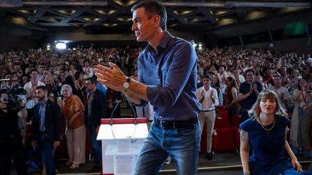 El presidente del Gobierno y secretario general del PSOE, Pedro Sánchez, acompañado por la secretaria general electa de Juventudes Socialistas de España, Aránzazu Figueroa, durante su participación en la clausura del 27ª Congreso de JSE