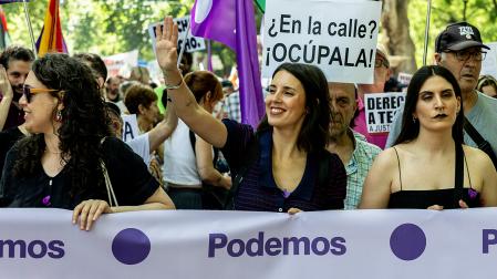 La secretaria política de Podemos y eurodiputada, Irene Montero (centro), durante una manifestación en defensa del derecho al acceso a la vivienda