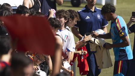 El delantero de la selección española de fútbol Lamine Yamal firma autógrafos antes del entrenamiento en la Ciudad del Fútbol en Las Rozas, Madrid