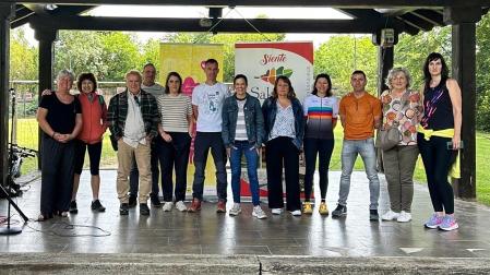 La autoridades asistentes a la Inauguración de nuevo carril ciclabe en la comarca de Sakana