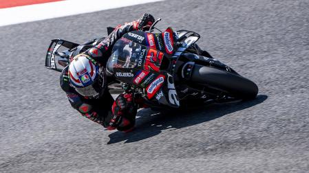 Marco Bezzecchi conduce su Aprilia sobre el asfalto de Mugello