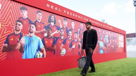 El jugador de la selección española de fútbol, Lamine Yamal, a su llegada a la concentración que el combinado español incia en la Ciudad del Fútbol de Las Roza