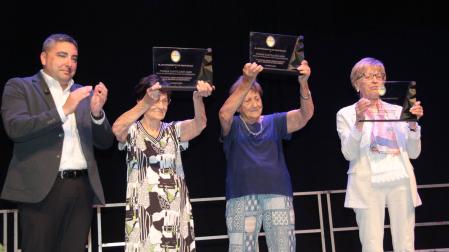 El alcalde Tirso Calvo con las hermanas de Tomás Castillejo: Josefina, Fernanda y Esther