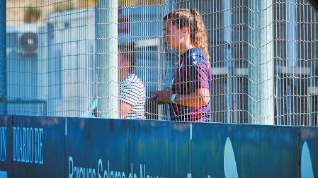 Laura Teruel, defensa central de Osasuna, observa un partido anterior