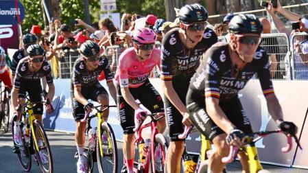 Jonas Vingegaard, con sus compañeros del Visma Lease a Bike, durante la última etapa del Giro 2026
