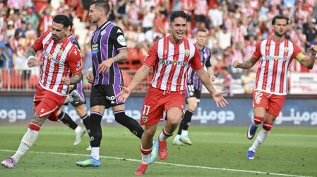 Sergio Arribas, jugador del Almería, celebra su gol ante el Real Valladolid