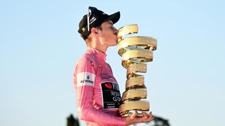 Jonas Vingegaard besa el trofeo de ganador del Giro de Italia 2026