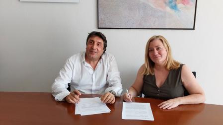 Ricardo Hernández y Miriam Martón en el momento de la firma del convenio.