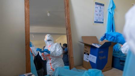 Sanitario protegido contra el ébola en la RD Congo