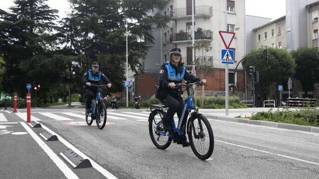 Dos agentes de las patrullas en bicicleta