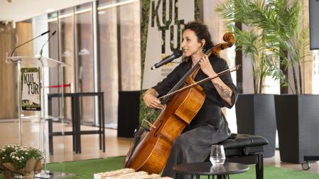 Estela Julia, que actuará en Murillo el Fruto el 28 de junio, interpretó ayer en Baluarte ‘Olas’ y ‘Orbea’