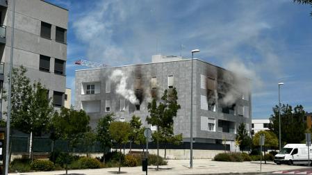 Efectivos de Bomberos de Navarra trabajan este lunes 1 de junio por la tarde para apagar el fuego iniciado en una vivienda de la avenida Belascoain.