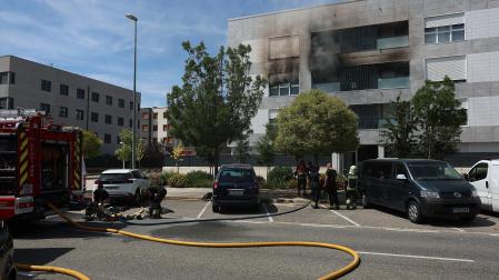 Los vecinos de un bloque de la avenida Belascoain, en la urbanización de Ardoi, en Zizur Mayor, tuvieron que ser desalojados por un incendio ocurrido este lunes, 1 de junio