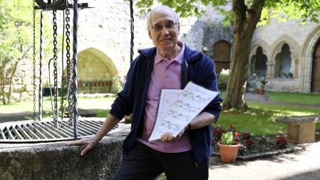 Francisco Rodrigo muestra algunas de sus partituras en el jardín del claustro de la Residencia de mayores Santo Domingo de Estella.