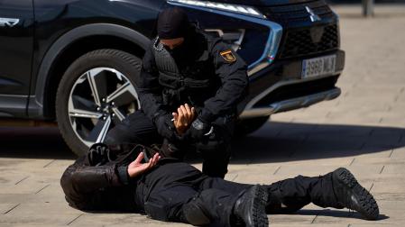Agentes de la Policía Nacional dieron una exhibición de rápel y policial en los edificios de Ciencias de la Universidad de Navarra con motivo del Día del Niño y la Niña Hospitalizados