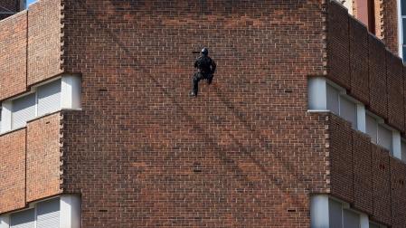 Agentes de la Policía Nacional dieron una exhibición de rápel y policial en los edificios de Ciencias de la Universidad de Navarra con motivo del Día del Niño y la Niña Hospitalizados