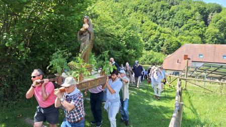 Ascenso en romería a la ermita de Irati con la restaurada imagen de la Virgen de las Nieves