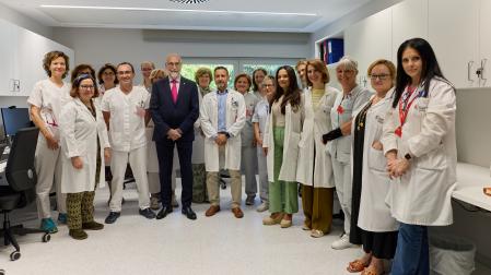 Fernando Domínguez en la Unidad del Sueño flanqueado por Iñaki García de Gurtubay (Neurofisiología) y Sergio Curi (Neumología) junto al personal de la Unidad.