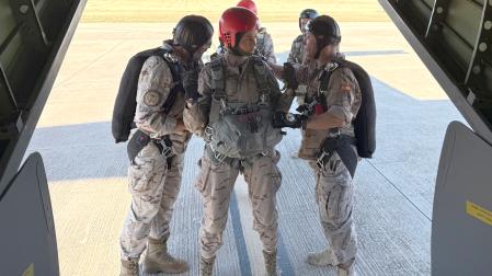 La Princesa Leonor (c) embarca en el avión para los saltos previstos para el curso básico de paracaidismo en la Base Aérea del Alcantarilla en Murcia