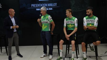 Marino Lejarreta, con el micrófono, Abel Balderstone y Fernando Gaviria han presentado la camiseta con la que Caja Rural correrá el Tour