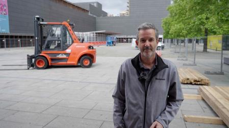 Nacho Mayayo, responsable del Departamento de Corto Plazo de Reybesa, en la plaza de Baluarte en plena instalación de la Tómbola
