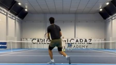 Alcaraz vuelve a entrenarse un mes y medio después, y golpeando la bola con la izquierda