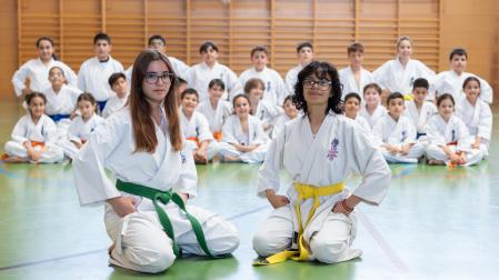 Ivon Ivaylova Tonev -a la izquierda- y Ángela Ayume Santos Mezquita, junto a varios de sus compañeros de la Escuela Municipal de Kárate Kyokushin de Corella