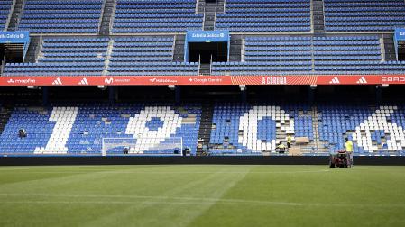 Aspecto que presentaba este martes 2 de junio el Estadio de Riazor, en A Coruña, después de que los aficionados del Deportivo saltasen al campo al término del último encuentro de LaLiga Hypermotion