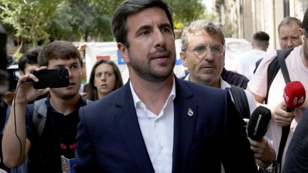El candidato a la presidencia del Real Madrid Enrique Riquelme a su llegada al acto que ha mantenido con socios y simpatizantes del club madrileño en un hotel de Barcelona