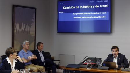 PAMPLONA, 02/06/2026.- El consejero de Industria y de Transición Ecológica y Digital Empresarial, Mikel Irujo (d), ha asegurado en comisión parlamentaria que el Gobierno de Navarra no otorgará ninguna ayuda a fondo perdido a la multinacional china Hithium para la instalación en la Comunidad Foral de una planta de fabricación de sistemas de almacenamiento de energía. El proyecto propuesto tiene como objetivo construir una gigafábrica con una capacidad de montaje de baterías de 10 GWh y de fabricación de celdas de 7,5 GWh, lo que supondrá la creación de unos 700 puestos de trabajo en una primera fase. EFE/ Jesús Diges