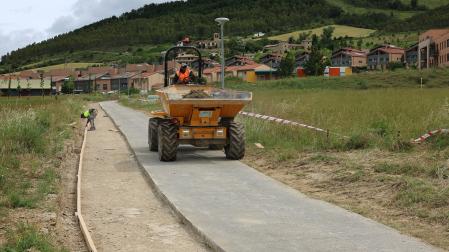 Trabajos en marcha para el carril bici en la parte de Olloki