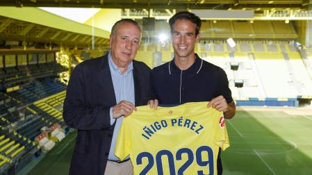 Iñigo Pérez junto al presidente del club, Fernando Roig, durante su presentación como nuevo entrenador del Villarreal CF.