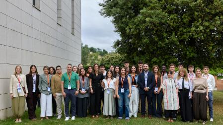Los 19 graduados y estudiantes junto a los organizadores del programa Talento Joven y a los representantes de las cinco empresas colaboradoras.