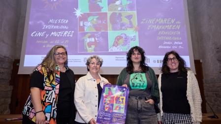 Magdalena Piñeyro y Begoña Arrondo, de IPES; la autora del cartel, Andrea Ganuza, y Marta Artica, de Golem, en la presentación