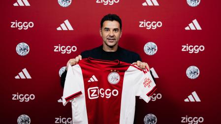 Míchel ¨Sánchez posa con la camiseta del Ajax