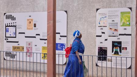 Una mujer observa ayer la exposición en el Condestable