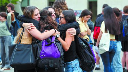 Un grupo de amigas se da un abrazo de buena suerte minutos antes de entrar a la UPNA