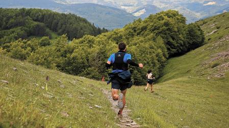 Cientos de corredores afrontarán este sábado, como en la foto, el descenso desde el Orhi hacia Abodi