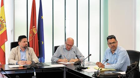El actual alcalde, Mikel Navarro (AINE); el secretario, Víctor Mendivil, y el teniente de alcalde, Luis Maya (ALDATU), alcalde hasta el 12 de mayo