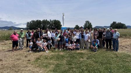 Foto de familia junto a la virgen del Horizonte en el Garitón de Ripalda. En frente, el banco de los recuerdos