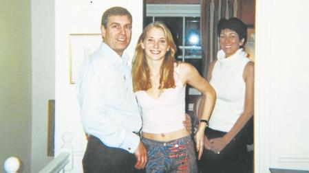 Virginia Giuffre, junto al Príncipe Andrés y Ghislaine Maxwell, expareja de Epstein