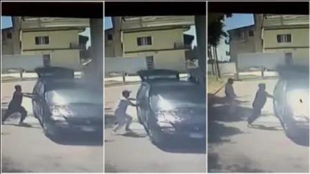 Momento en el que bloquean las puertas del vehículo