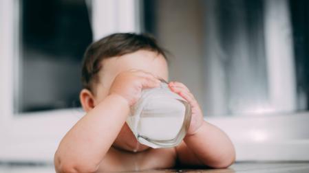 La leche tiene proteínas, vitaminas, minerales, calcio, fósforo... "¡cómo no va a ser un superalimento!", asegura Juanma Garro