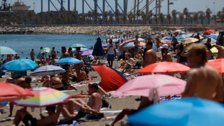 Vista de la playa de La Malagueta en Málaga en uno de los días más calurosos de mayo de este año