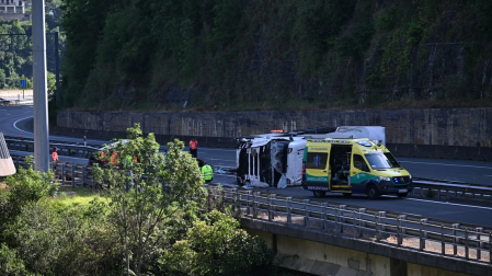 Foto del accidente en la AP-8 en Elgoibar en el que han fallecido cinco policías forales.