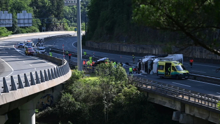 Foto del accidente en la AP-8 en Elgoibar en el que han fallecido cinco policías forales.